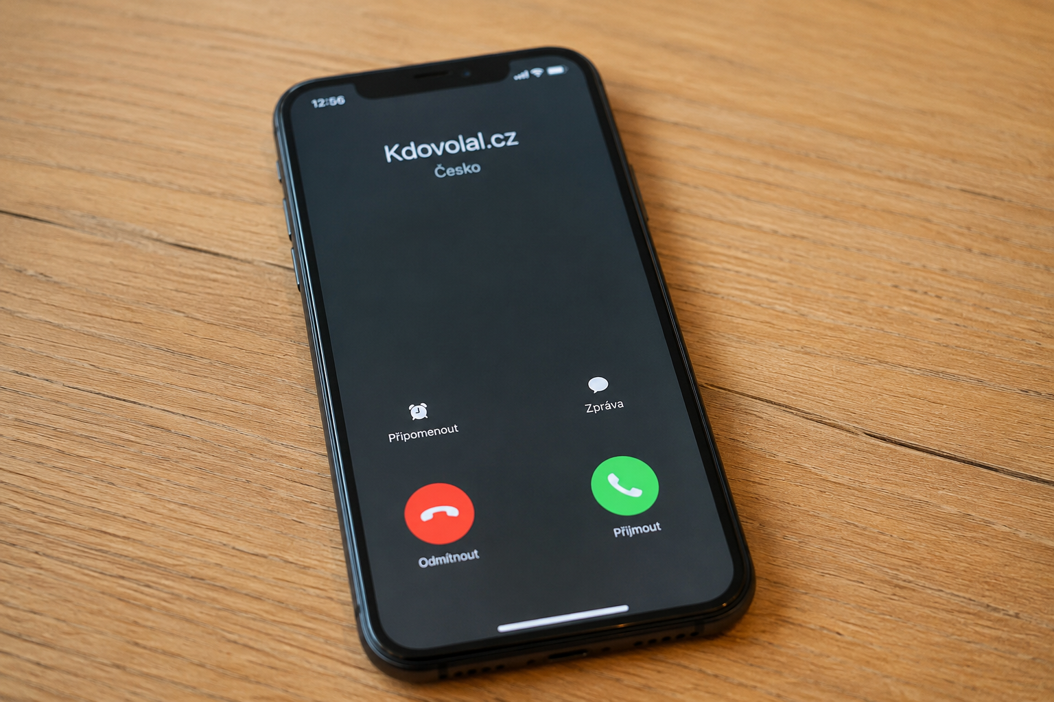 „Tati, rozbil se mi mobil.“ Podvodná SMS se vydává za vaše dítě
